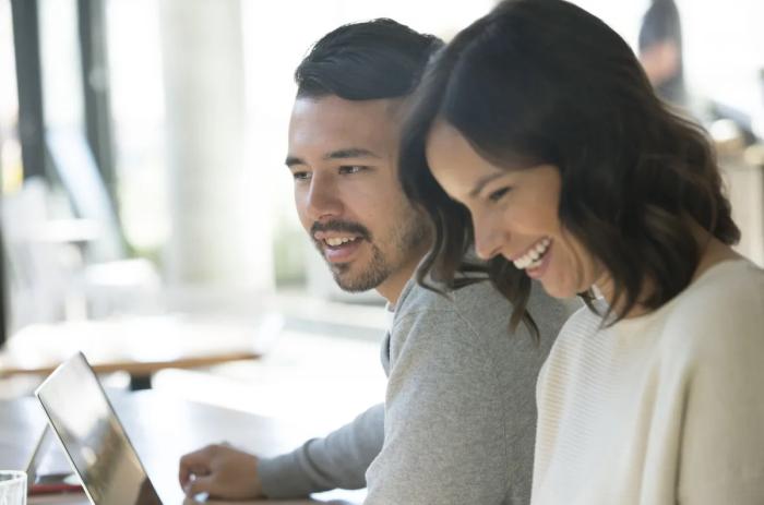 Veja alguns cuidados com namoro no ambiente de trabalho