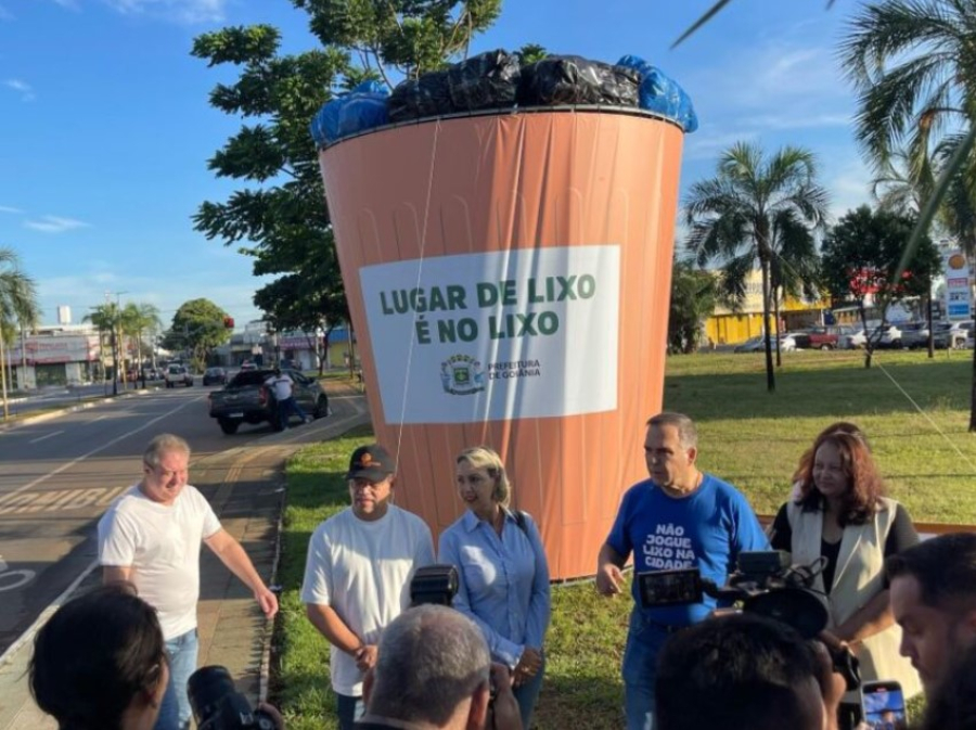 Prefeitura lança campanha com cestos de lixo gigantes para chamar a atenção em Goiânia