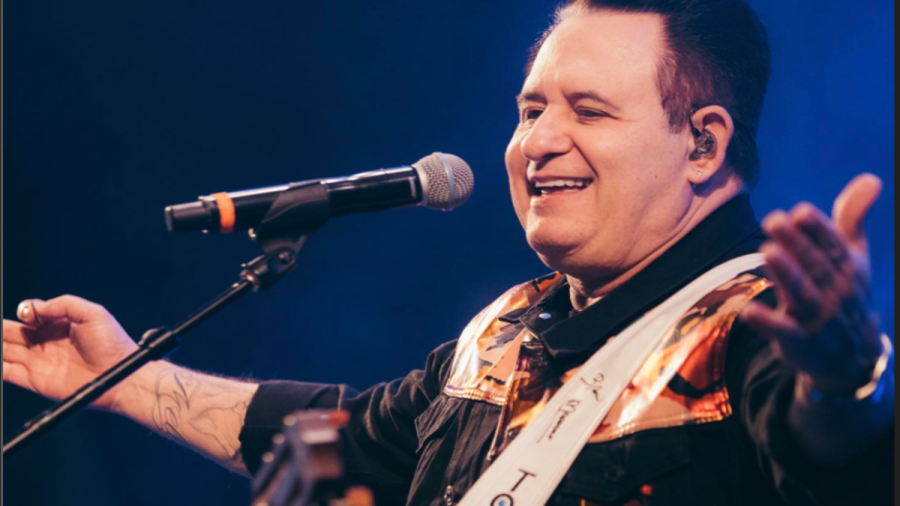 Marrone tem 5 costelas trincadas e passa por cirurgia após queda durante show em Goiânia