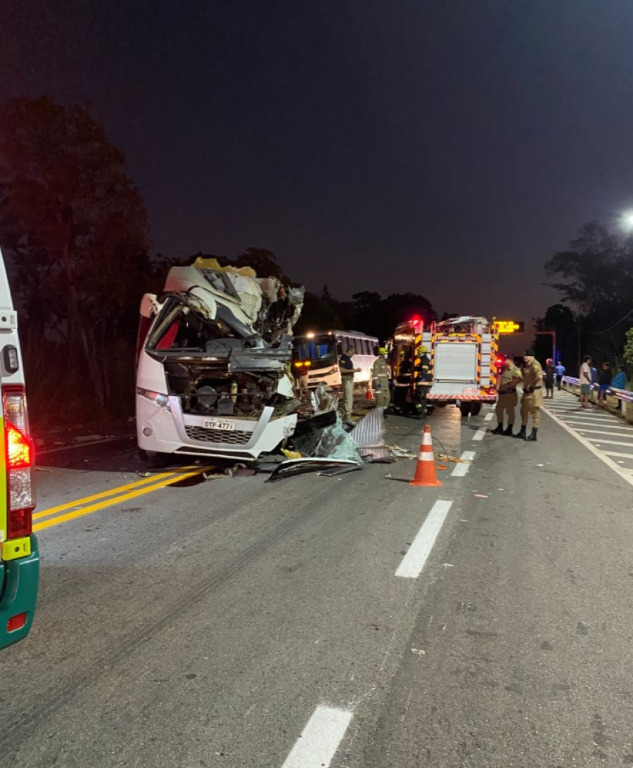 Batida entre caminhão, microônibus e ônibus deixa mortos e feridos em Porangatu